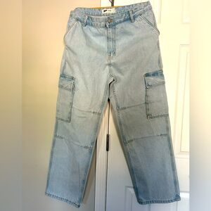 Pull & Bear Baggy Cargo Jeans Light blue. For Men size 34” W
41”  L
21” Hp
9”Low
